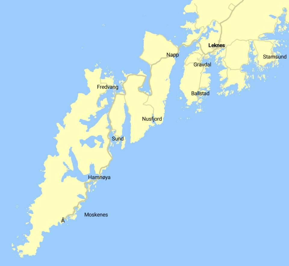 NORD-SØR GÅENDE SUND: Vest før Leknes, øst for Napp, går Nappstraumen. NORD-SØR: Vest før Leknes, øst for Napp, går Nappstraumen.