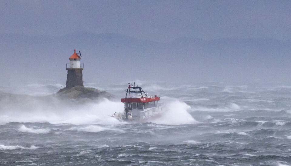 FULL STORM: RS «Horn Flyer» dro ut fra basen på Hitra for å redde en båt i havsnød lørdag. Full storm ved lykta på Toholman i Frøyfjorden. Oppdraget ble senere avlyst.