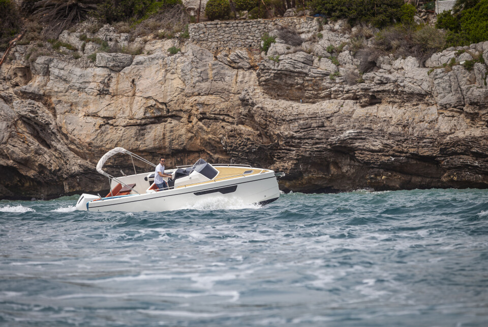 Nuva M8 Cabin kjennetegnes av sporty linjer og komfortabelt polstrede sitteplasser i både cockpit og på fordekket. Bayliner C21 kjennetegnes av sporty linjer og komfortabelt polstrede sitteplasser i både cockpit og på fordekket.