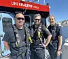 TRIVSEL: Mannskapet ombord på RS 143 Uni Kragerø trives godt sammen. Fra venstre båtfører og sjef, Josef Reng, nestkommanderende, tidligere benevnt som bestmann, Andreas Holmberg Pettersen og matros Ellen Jakobsen Grunnsvoll.