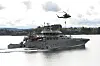 Royal Norwegian Coast Guard-fartøyet KV Tor under en øvelse med helikopter og RIB-båter på sjøen.