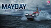 Et redningsskip pløyer gjennom mørkt, urolig hav med skumsprøyt rundt baugen.
