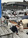 Båtfolket diskuterer flaggregler etter Kong Haralds bortgang. Båter i Sjøen.