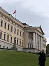 Halv stang på slottet morgenen Kong Harald døde.