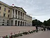 Blomster fyller slottsplassen morgenen Kong Harald døde