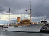 DANMARK: HDMY «Dannebrog» ved Rådhuskaia i anledning Harald Vs gravferd.