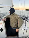 BOMBER: Jakken er en maritim variant av bomber jakken, og er svært varm og god. Den funker bra for kjølige, tørre dager på vannet. Og ved brygga og i byen.